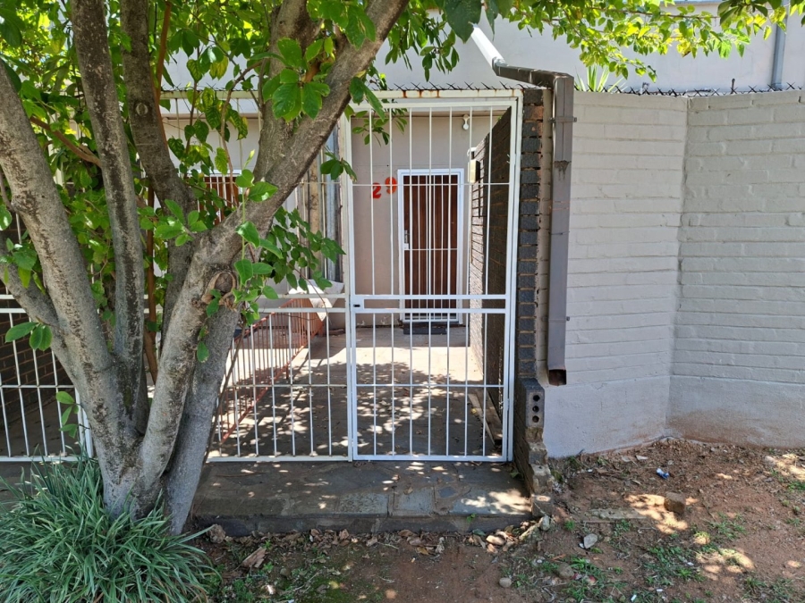 To Let 2 Bedroom Property for Rent in Adamayview North West